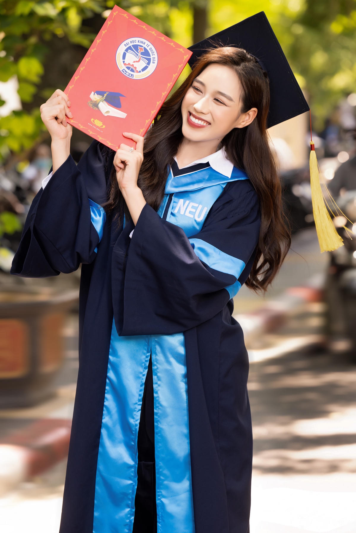 Trong trang phục của tân cử nhân, Đỗ Hà đầy xinh đẹp, dịu dàng. Đỗ Hà vô cùng háo hức trong sự kiện đặc biệt và tươi cười rạng rỡ giữa hàng trăm sinh viên tham dự buổi lễ.