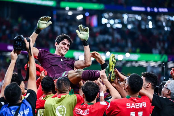 Thủ thành Bono được các đồng đội tung hô khi cản phá thành công những cú đá penalty.