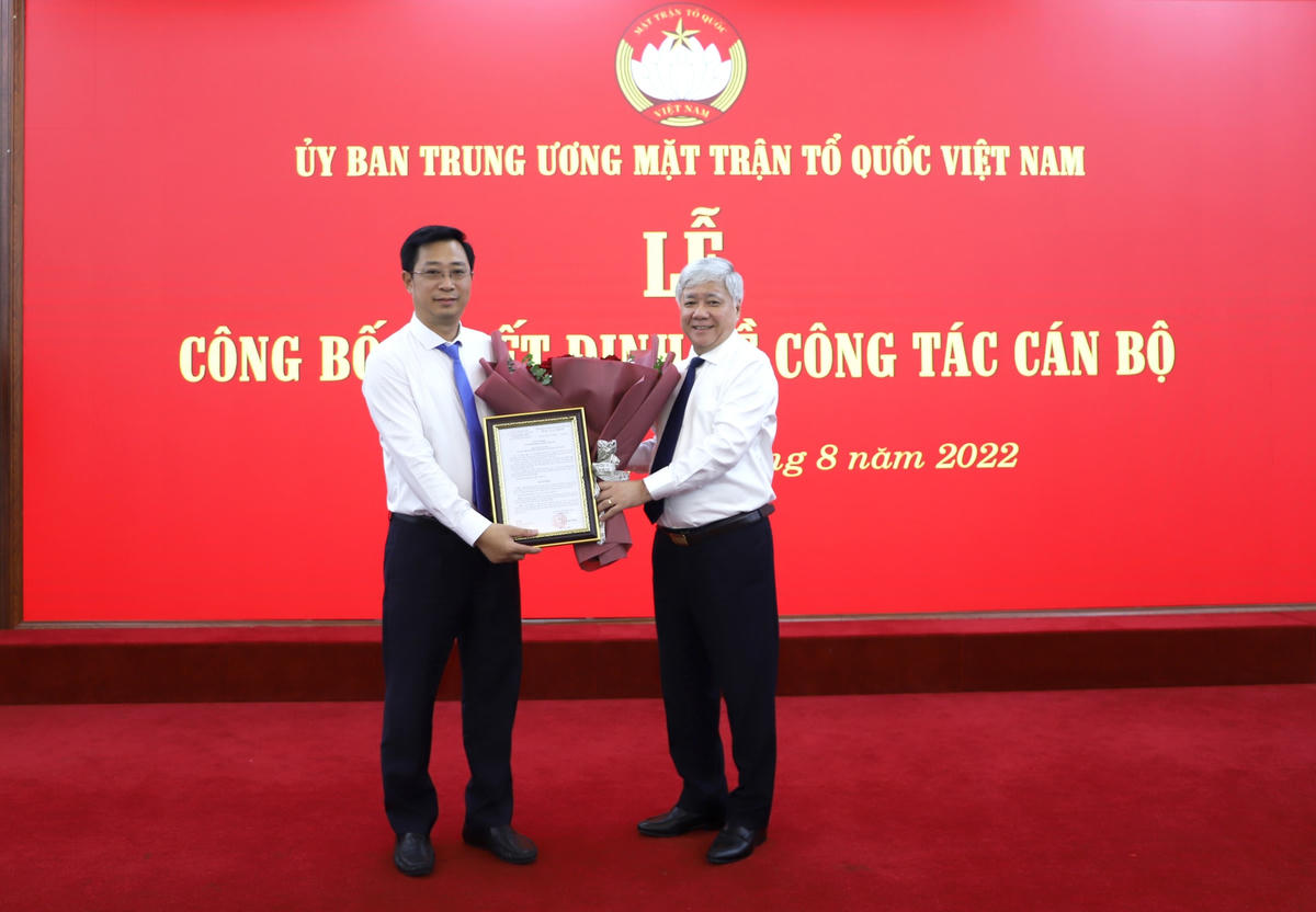 Bí thư Trung ương Đảng, Bí thư Đảng đoàn, Chủ tịch UBTƯ MTTQ Việt Nam Đỗ Văn Chiến trao quyết định cho ông Cao Xuân Thạo.