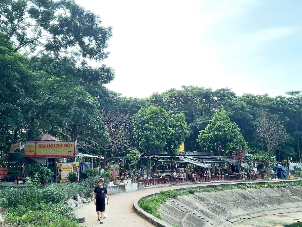 Quán bia mọc trên đất công viên Bắc Linh Đàm (quận Hoàng Mai, Hà Nội).