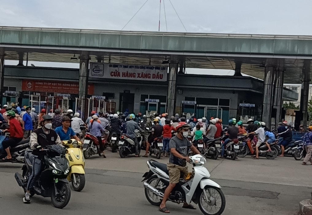 Tình trạng xếp hàng chờ đợi mua xăng kéo dài từ sáng sớm ngày 10/10 ở TP HCM.