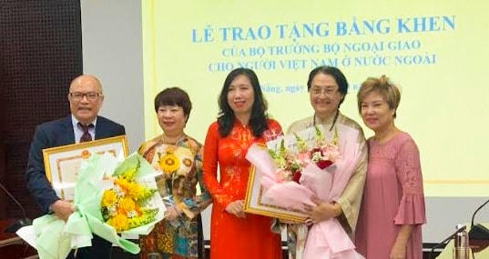 Ông Bảo Hòa (bên trái) và bà Cecile Le Pham (thứ 2, bên phải), nhận Bằng khen của Bộ trưởng Bộ Ngoại giao Việt Nam.