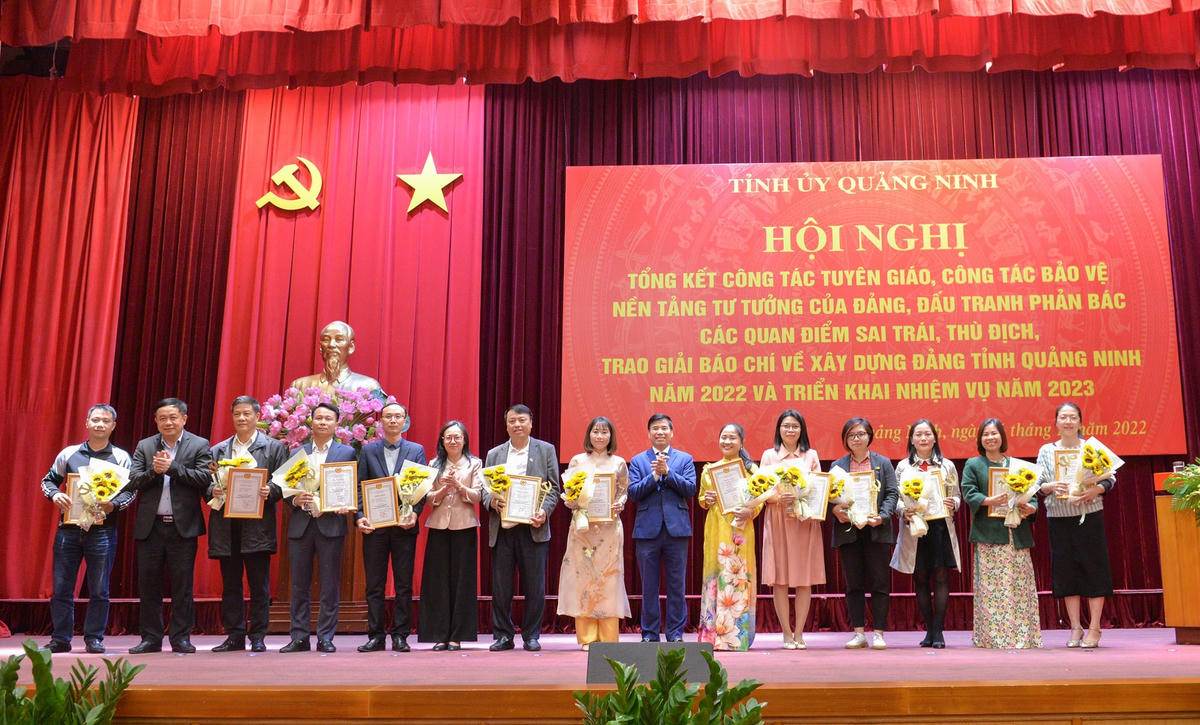 Ông Trương Công Ngàn, Phó Trưởng Ban Thường trực Ban Tuyên giáo Tỉnh ủy và ông Mai Vũ Tuấn, Giám đốc Trung tâm Truyền thông tỉnh, trao Giải C cho các tác giả đạt giải.