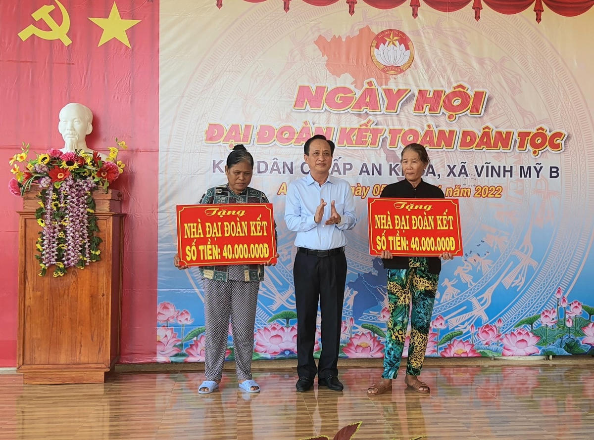 Chủ tịch UBND tỉnh Bạc Liêu Phạm Văn Thiều trao hỗ trợ kinh phí xây dựng 2 căn nhà Đại đoàn kết cho hộ Lâm Thị Hiền, hộ Thạch Út ngụ ấp An Khoa.