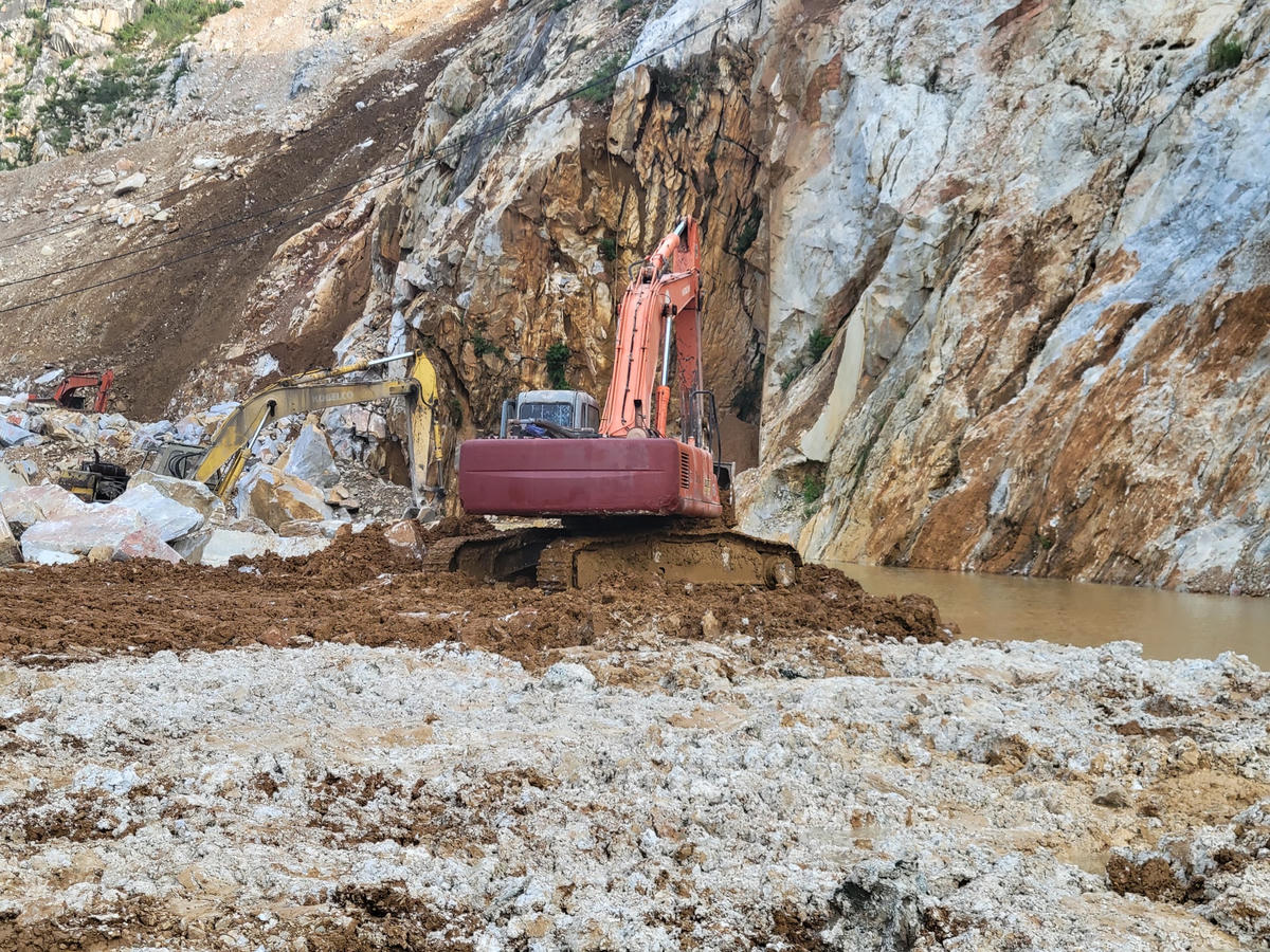 3 chiếc máy múc và xe tải hoạt động liên tục trong nhiều ngày để san lấp hào nước.