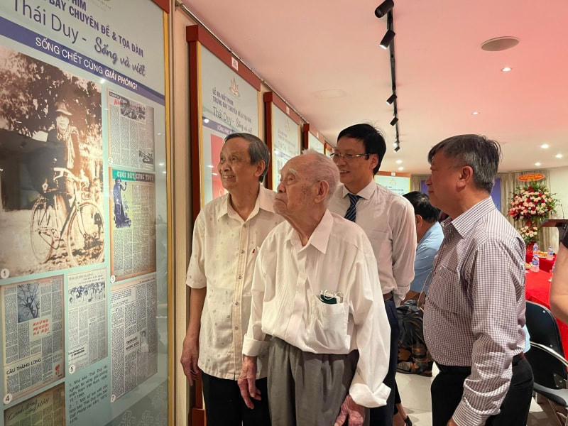 Nhà báo Thái Duy cùng các đại biểu xem lại các tư liệu, hiện vật trưng bày tại buổi ra mắt phim “Thái Duy: Sống và viết” ngày 9/8/2023.  