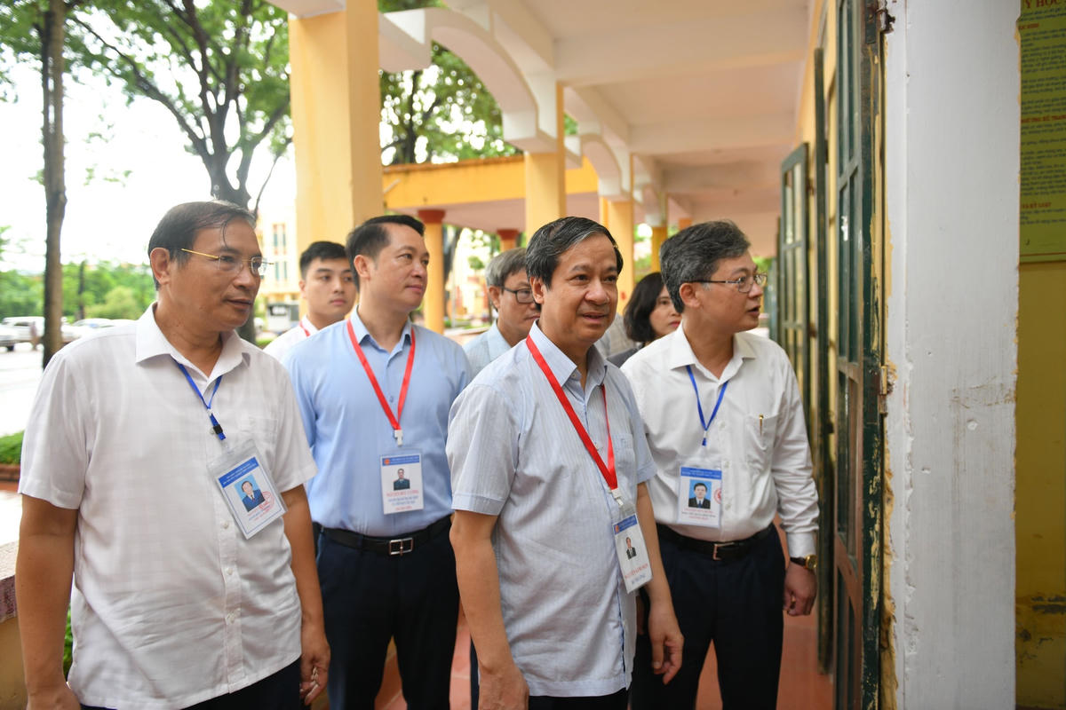 Tại điểm thi Trường THPT Yên Mỹ, Bộ trưởng cũng gặp gỡ, trò chuyện và động viên các lực lượng đang hỗ trợ kỳ thi tại đây gồm lực lượng công an, sinh viên tình nguyện.