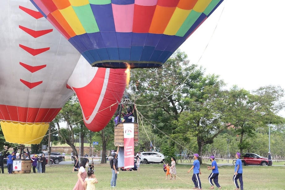 Đến với lễ hội khinh khí cầu, du khách không chỉ được chiêm ngưỡng những màn biểu diễn ngoạn mục với sự tham gia của hàng chục khinh khí cầu màu sắc rực rỡ và hình thái đa dạng cùng bay trên bầu trời cố đô Huế, mà còn trực tiếp trải nghiệm ngắm nhìn toàn cảnh kinh thành Huế, sông Hương, núi Ngự, phá Tam Giang và nhiều danh lam, thắng cảnh khác của thành phố Huế từ khinh khí cầu.