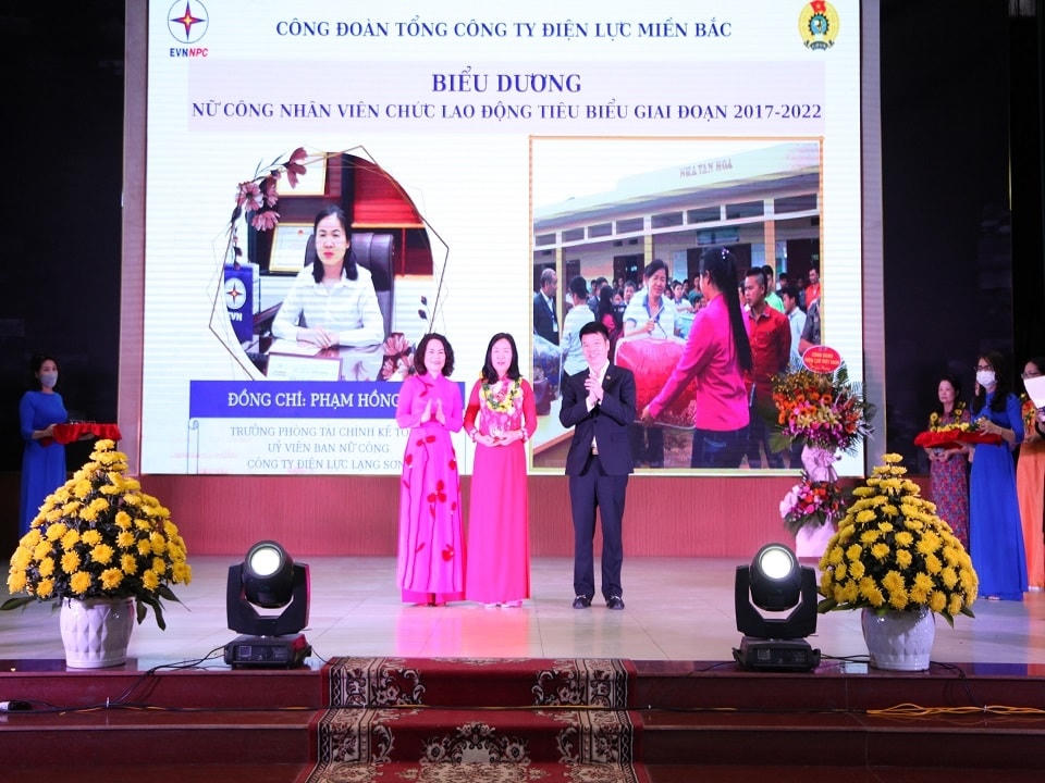 Chị Phạm Hồng Hà - Kế toán trưởng Công ty Điện lực Lạng Sơn nhận Giấy khen của Công đoàn Tổng công ty Điện lực miền Bắc vì đã có thành tích tiêu biểu trong công tác vận động Nữ công nhân viên chức lao động giai đoạn 2017 - 2022.