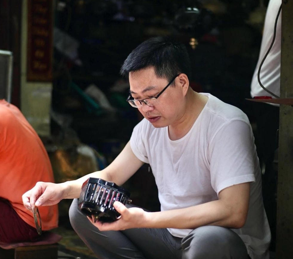 Nối nghiệp cha, anh Đức vẫn cố gắng sắp xếp công việc ở cơ quan để giữ nghề truyền thống của gia đình.