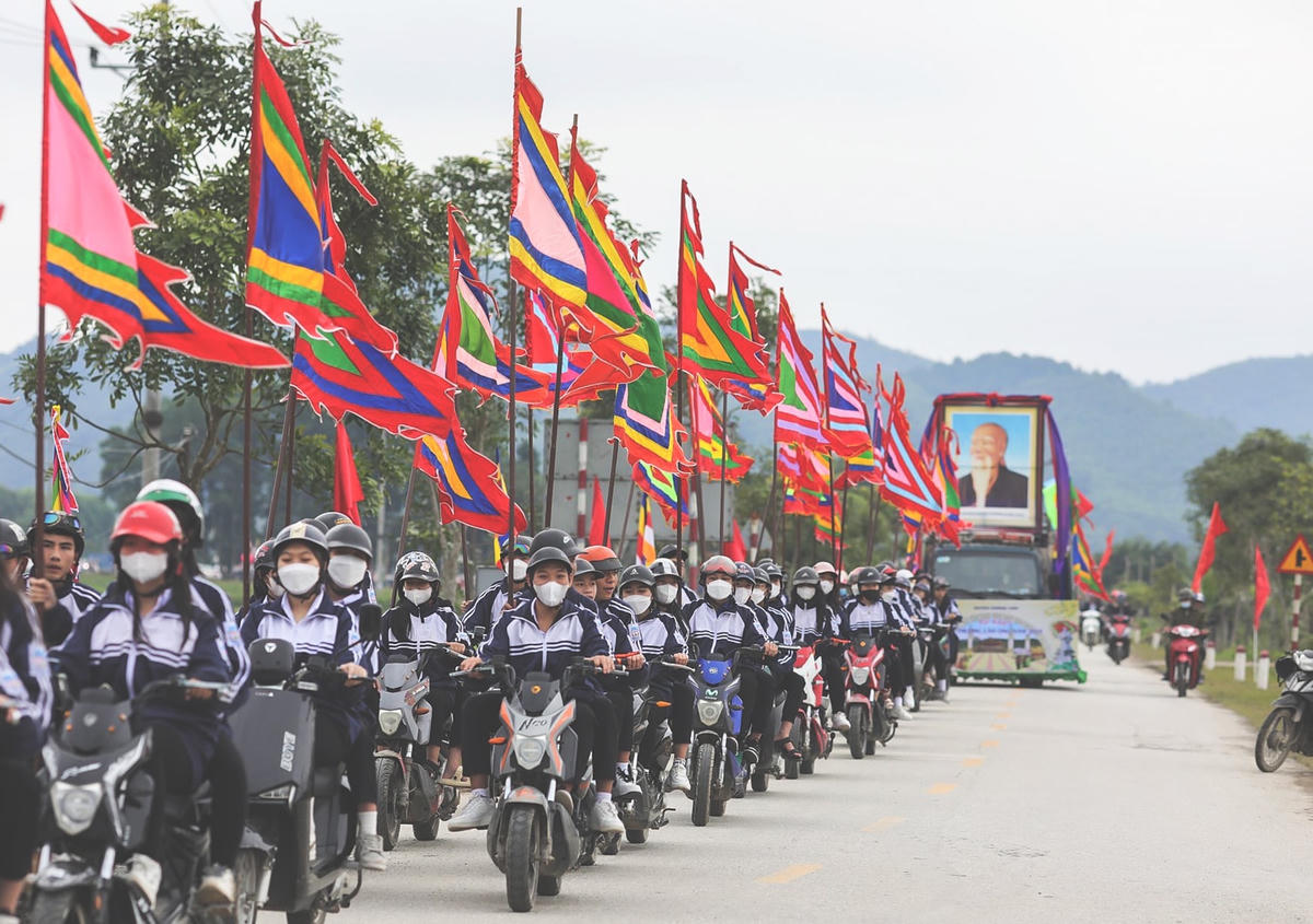 Tham gia lễ rước có hàng nghìn người dân địa phương và du khách gần xa.