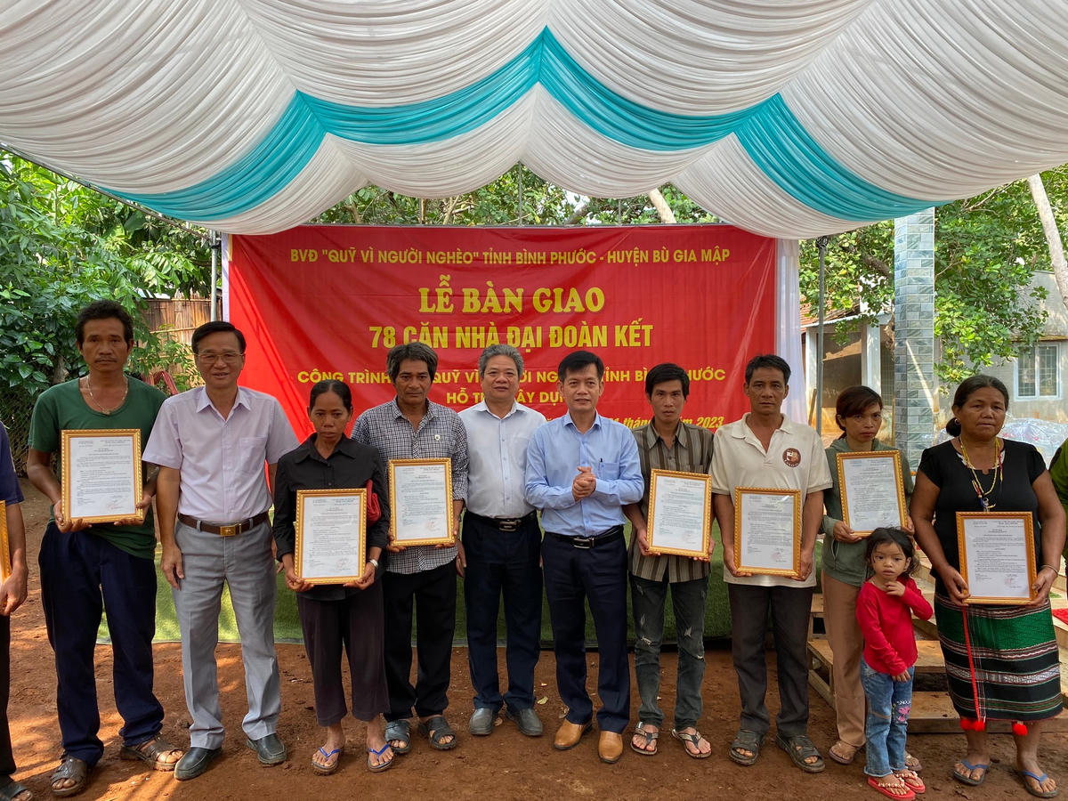 Trao quyết định sở hữu nhà cho bà con.