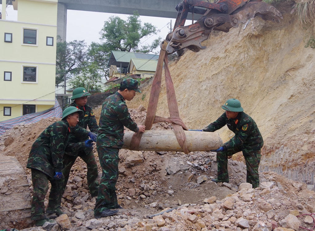 Lực lượng công binh tổ chức di dời quả bom về nơi hủy nổ. Ảnh: Phạm Hà.