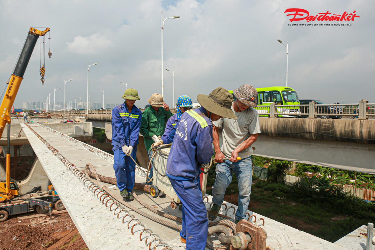 Công trình xây dựng cầu Vĩnh Tuy giai đoạn 2 được khởi công từ tháng 1/2021 và dự kiến hoàn thành trong năm 2023. Sau gần 2 năm khởi công xây dựng, nhiều hạng mục của cây cầu đã hoàn thành.