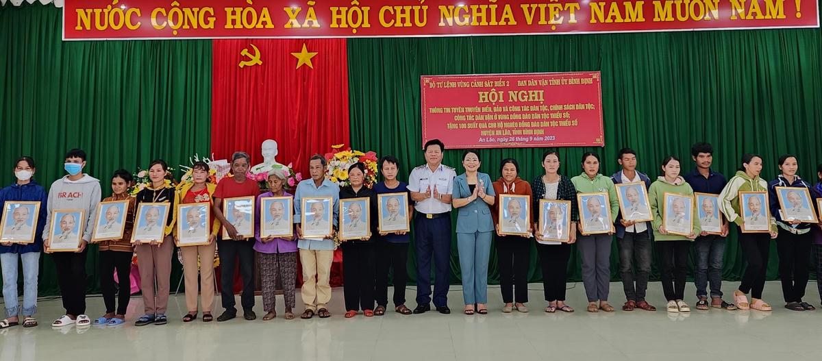Tặng 100 suất quà cho 100 hộ nghèo là người DTTS huyện An Lão.