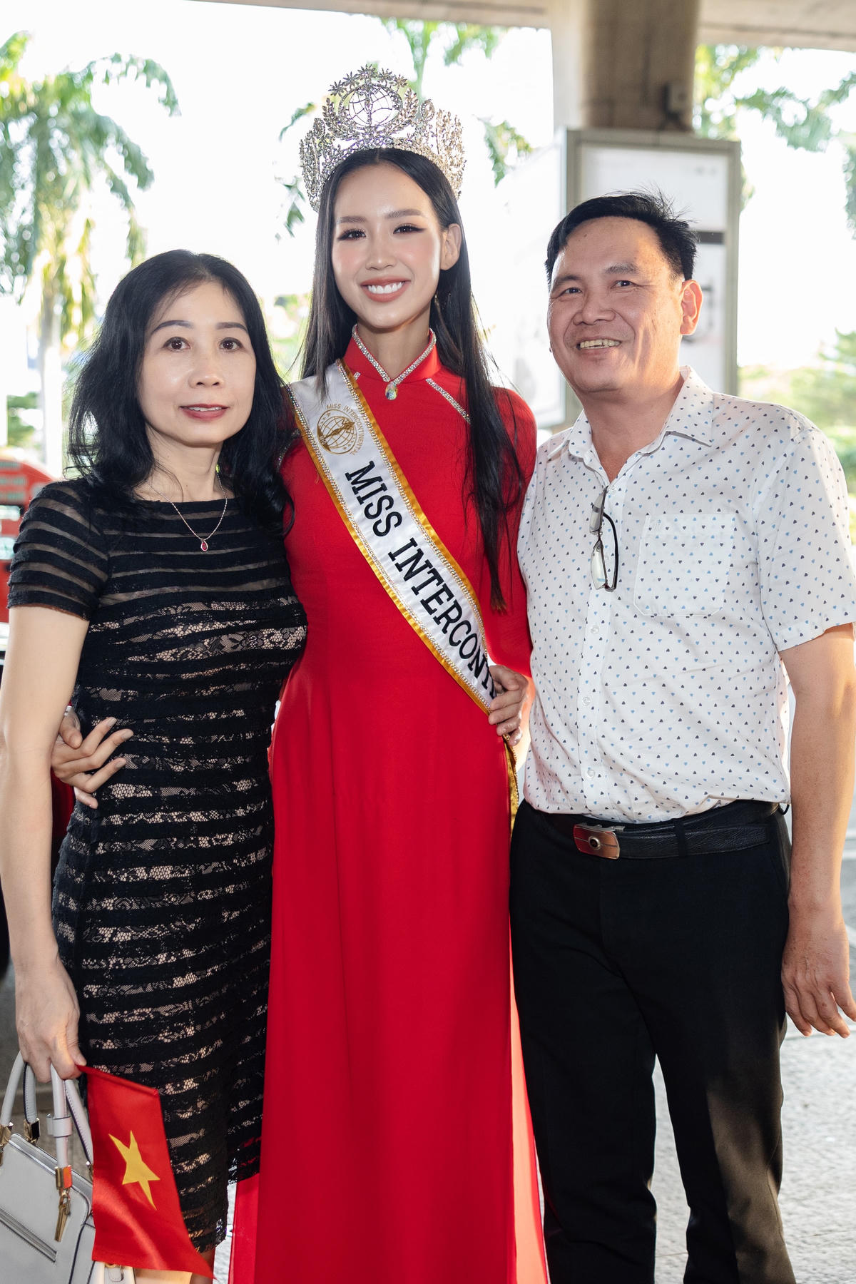 Nàng hậu hạnh phúc, xúc động khi được gặp lại ba mẹ sau thời gian dài thi đấu ở nước ngoài.