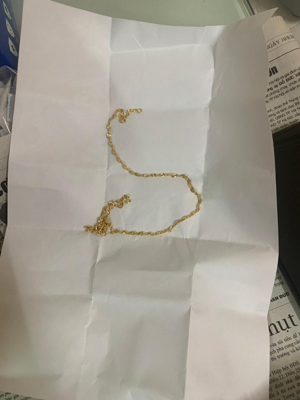 Một chiếc dây chuyền bằng kim loại màu vàng do nhóm đối tượng này trộm cắp bị công an thu giữ. Ảnh: Anh Tuấn