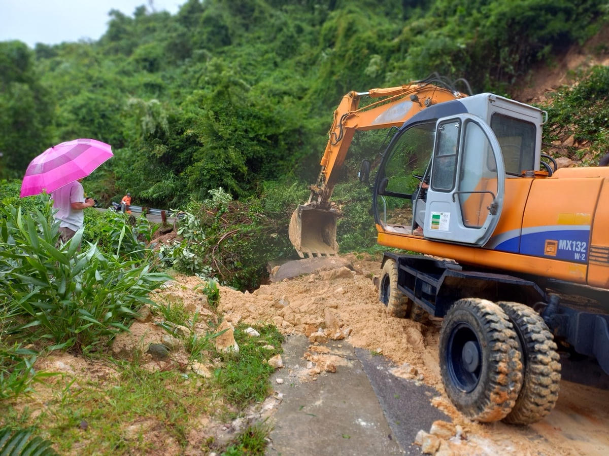 Lực lượng chức năng khắc phục điểm sạt lở huyện Quế Sơn.