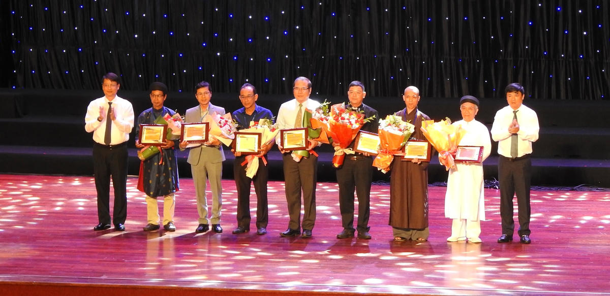 Đại diện các tôn giáo nhận hoa chúc mừng của lãnh đạo thành phố Đà Nẵng. Ảnh: Thanh Tùng.