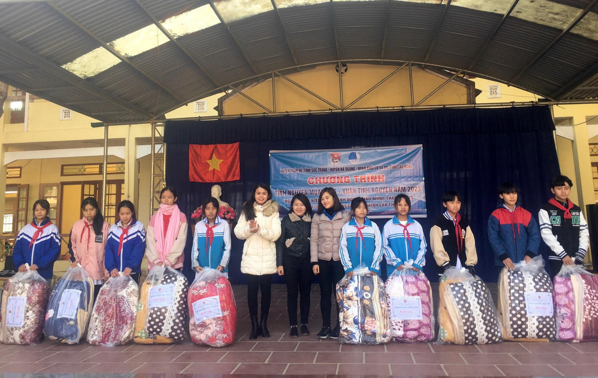 Đoàn tình nguyện tặng chăn ấm cho các học sinh hoàn cảnh khó khăn.