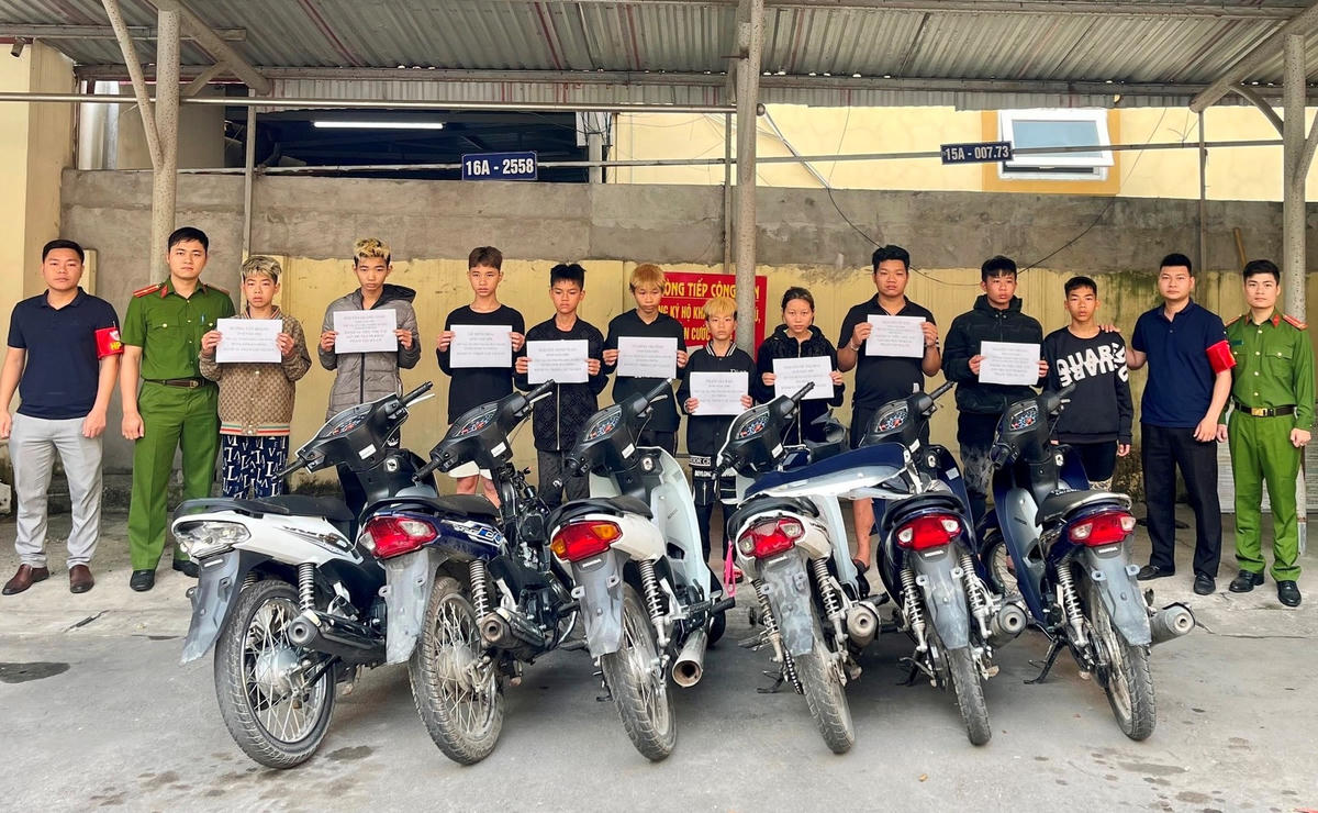 Nhóm trộm “nhí” và tang vật vụ án tại cơ quan Công an.