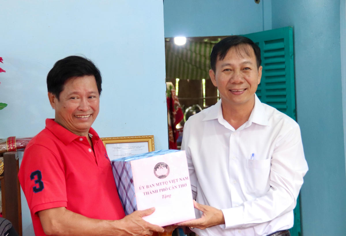Ông Tống Văn Nhịn - Phó Chủ tịch thường trực MTTQ  TP Cần Thơ tặng quà cho gia đình ông Từ Minh Tâm.