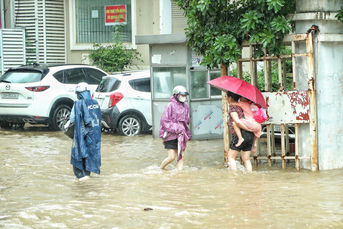 Người dân lội bì bõm để di chuyển.
