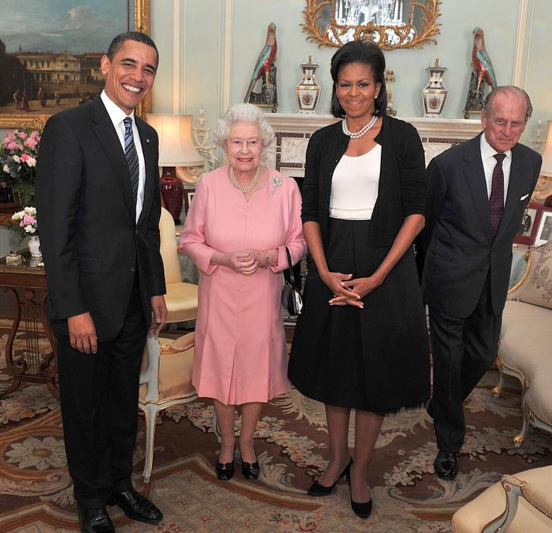 Tổng thống Barack Obama và Đệ nhất Phu nhân Michelle chụp ảnh cùng Nữ hoàng Elizabeth và Hoàng thân Philip tại Cung điện Buckingham ở London, ngày 1/4/2009.