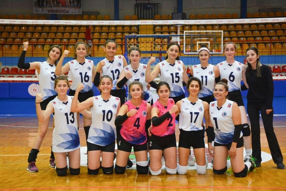 14 VĐV bóng chuyền nữ của CLB Hatay đang nằm dưới đống đổ nát. (Ảnh: Fanatik).