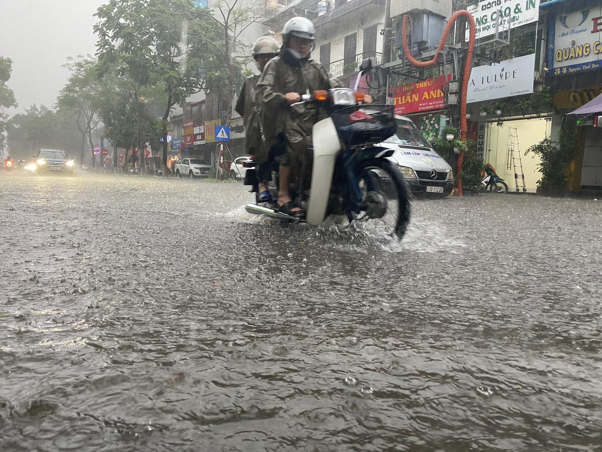 'Cơn mưa bất chợt', đường Hà Nội ngập nửa bánh xe máy