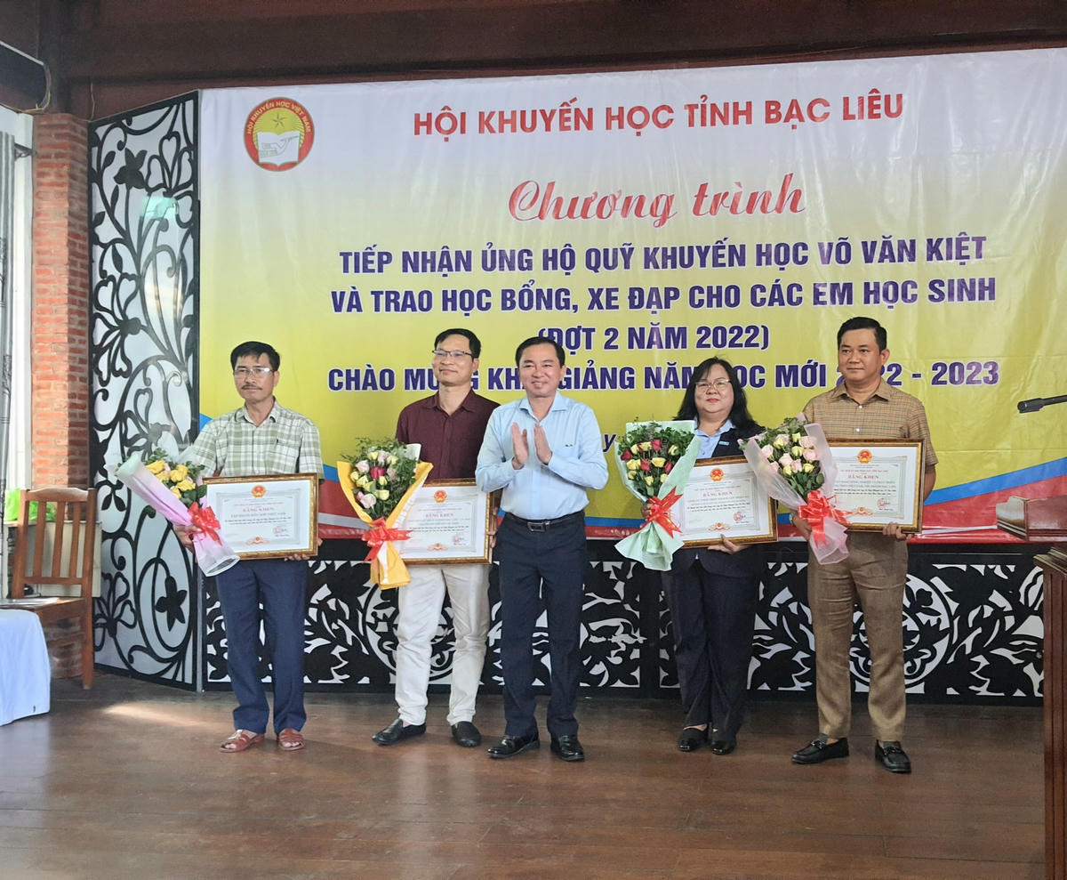 Ông Phan Thanh Duy, Phó chủ tịch UBND tỉnh Bạc Liêu tặng bằng khen của UBND tỉnh cho các mạnh thường quân ủng hộ Quỹ khuyến học Võ Văn Kiệt.