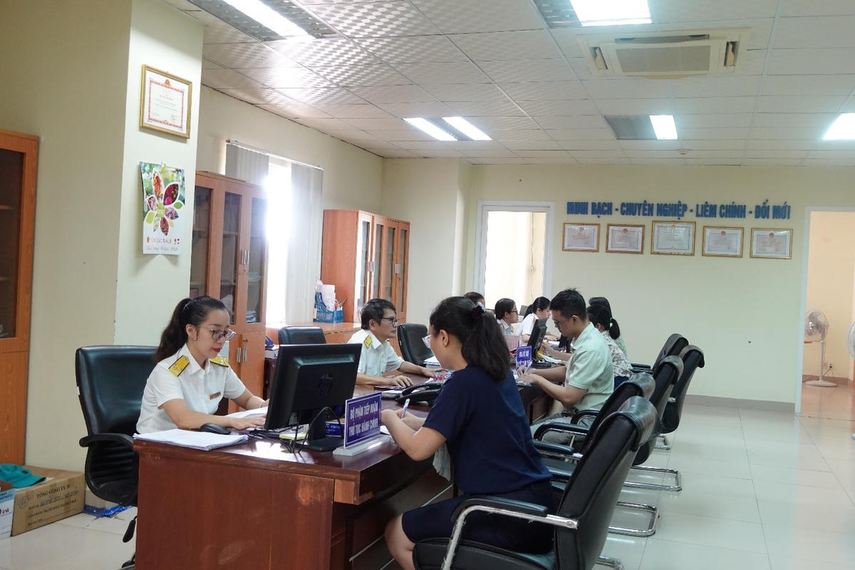 Chi cục thuế Quảng Nam hướng dẫn khách hàng nộp thuế.
