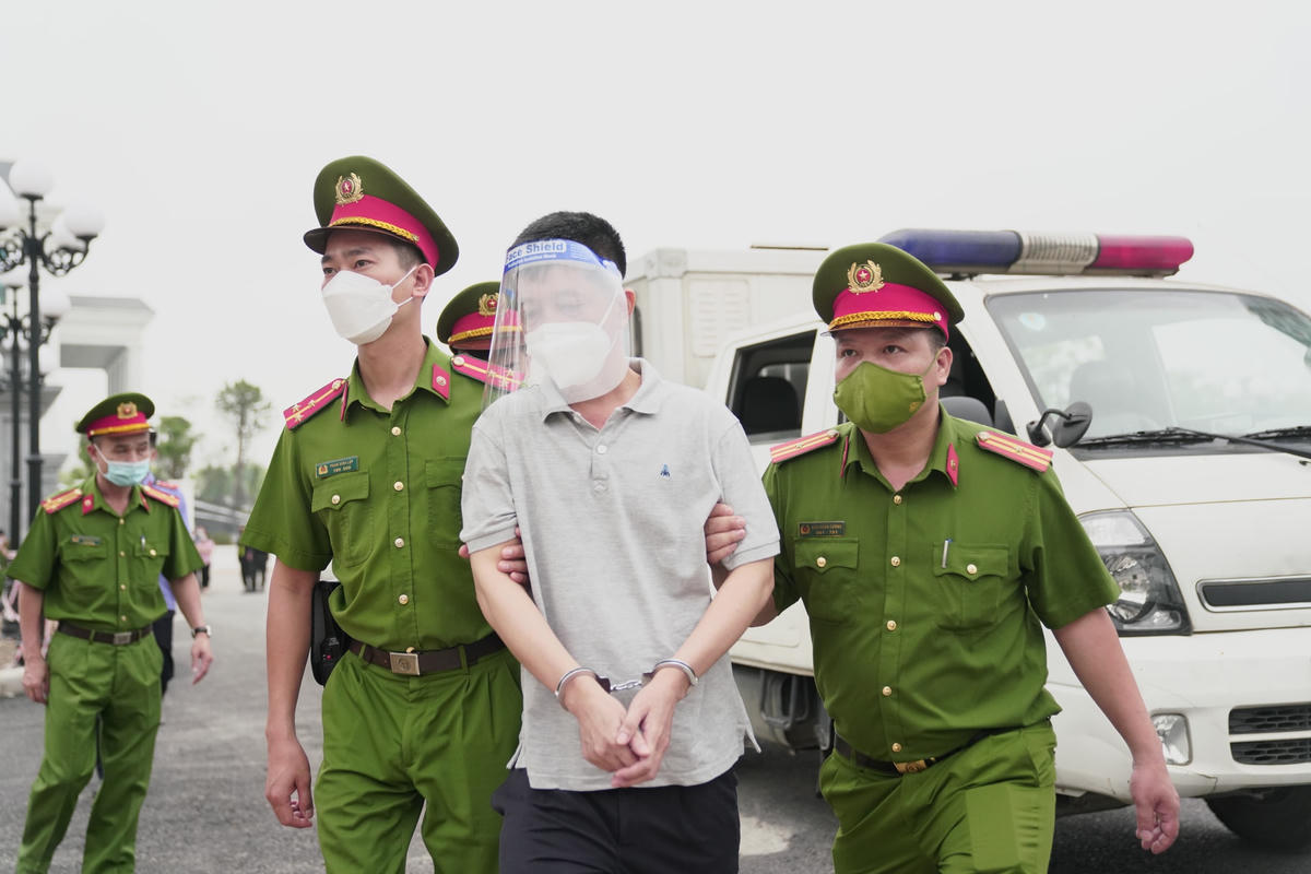Hình ảnh cựu Thứ trưởng Bộ Y tế Trương Quốc Cường đến tòa