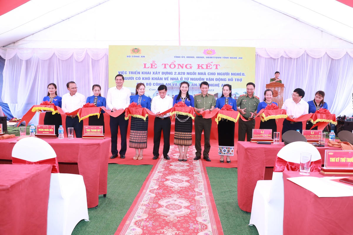 Đại diện lãnh đạo Bộ Công an, tỉnh Nghệ An cắt băng khánh thành việc thực hiện xây dựng 2.820 ngôi nhà cho người nghèo, người khó khăn về nhà ở từ nguồn vận động hỗ trợ của Bộ Công an và Công an tỉnh Nghệ An.