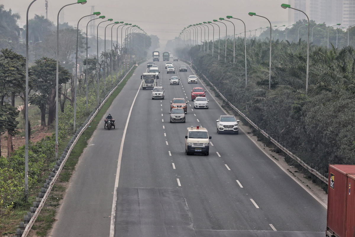Đại lộ Thăng Long là tuyến đường cao tốc nối trung tâm Hà Nội với quốc lộ 21A cũ. Toàn tuyến dài hơn 30km, đi qua 2 quận và 3 huyện của thành phố. Tuyến đường được thiết kế với làn dành riêng cho ô tô có vận tốc tối đa 80km/h và đường gom cho xe máy lưu thông. 