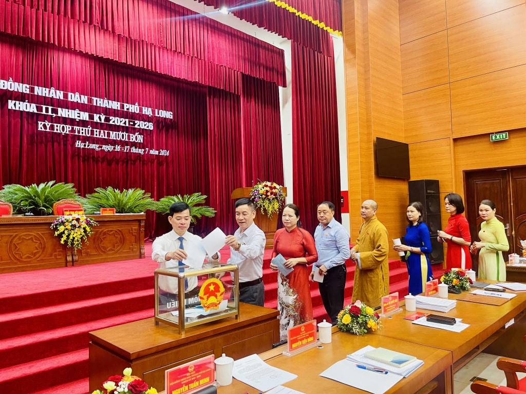 Đại biểu HĐND thành phố bỏ phiếu bầu bổ sung chức danh Phó Chủ tịch HĐND TP Hạ Long khoá II, nhiệm kỳ 2021- 2026.