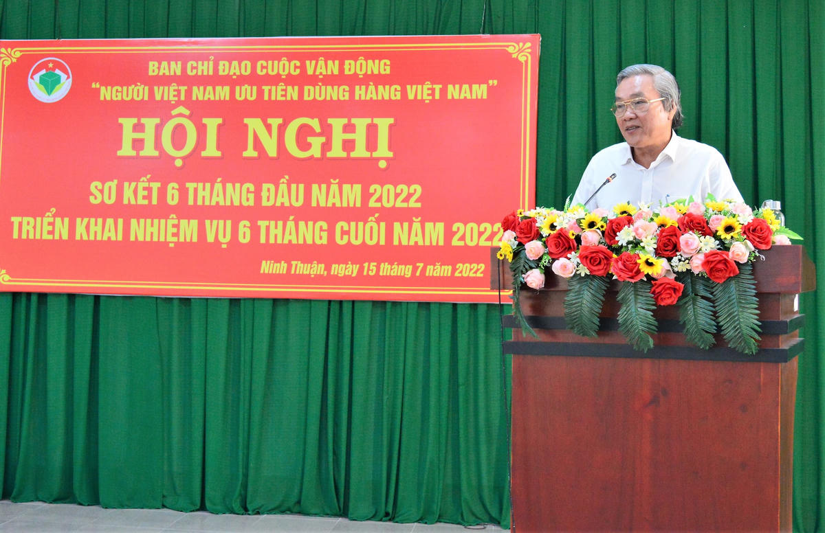 Ông Lê Văn Bình, Chủ tịch Uỷ ban MTTQ Việt Nam tỉnh, Phó Trưởng ban Thường trực Ban Chỉ đạo Cuộc vận động tỉnh Ninh Thuận phát biểu tại Hội nghị.