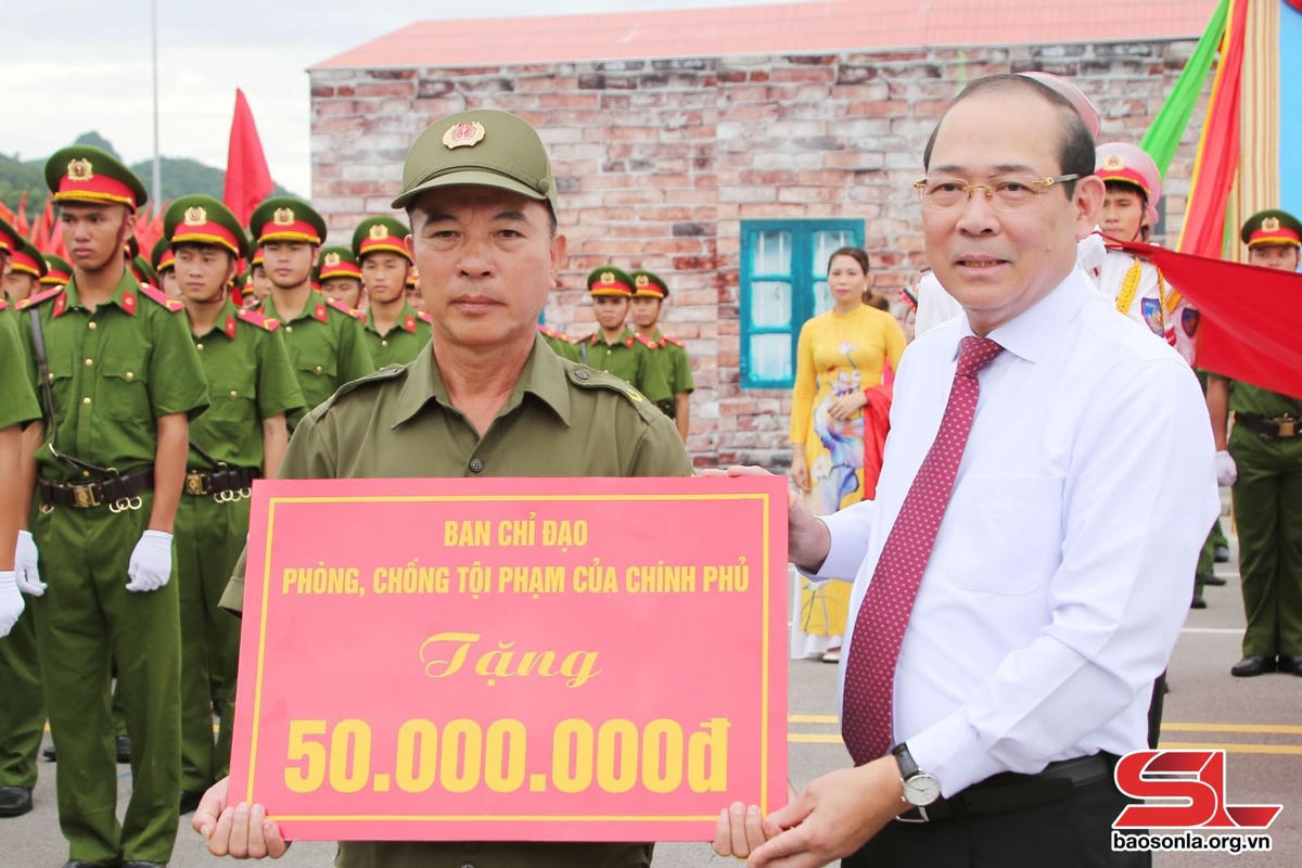 Đồng chí Hoàng Công Thủy trao quà cho lực lượng tham gia bảo vệ ANTT ở cơ sở.