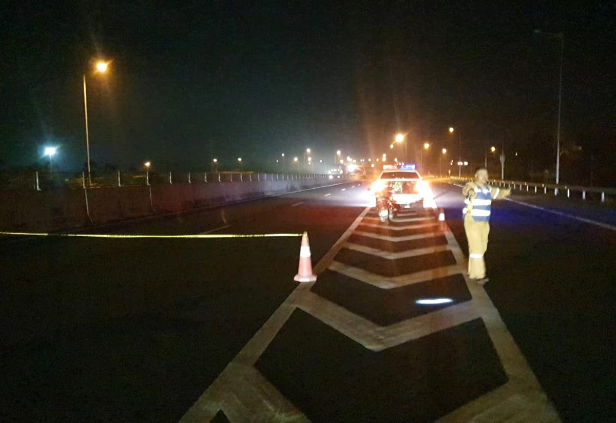 Lực lượng chức năng phân luồng điều tiết giao thông. 