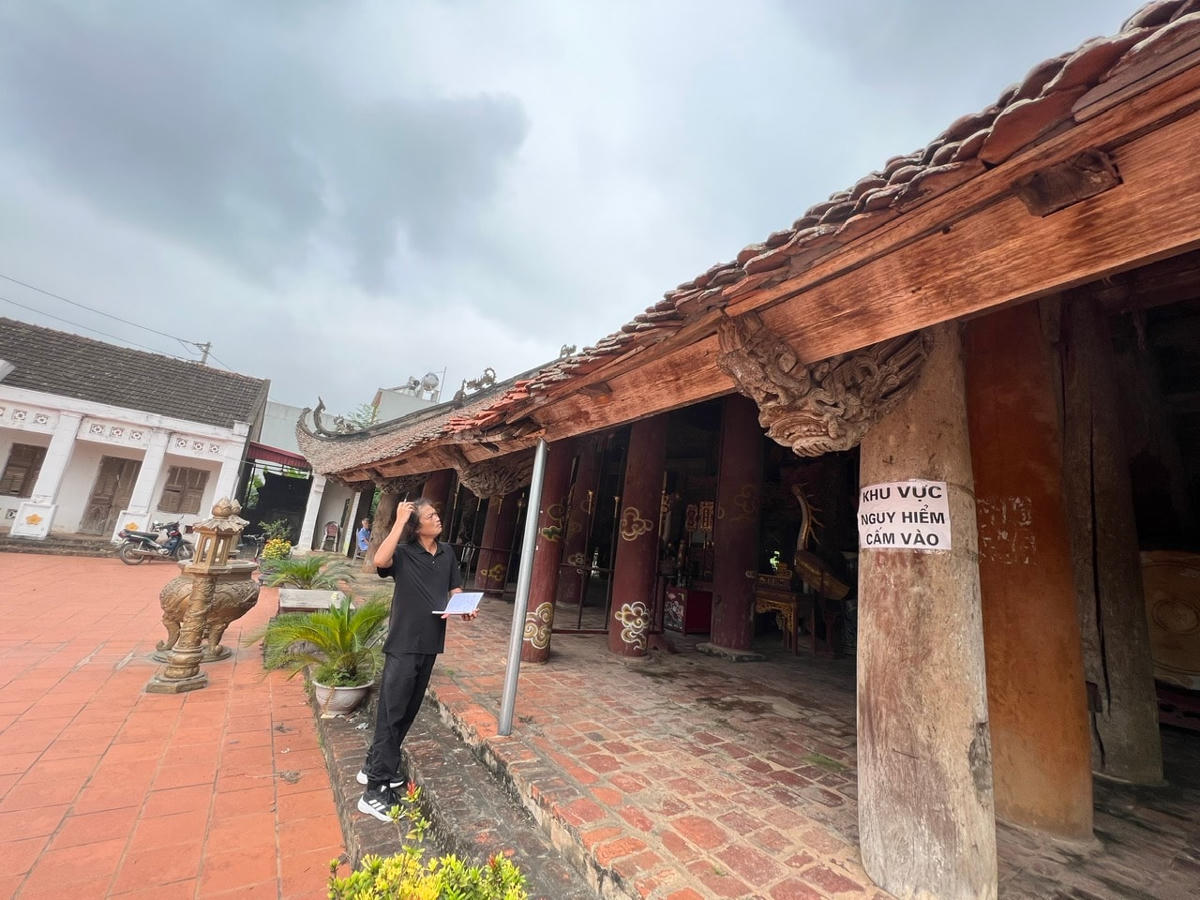 Ngay ngoài cửa tấm 