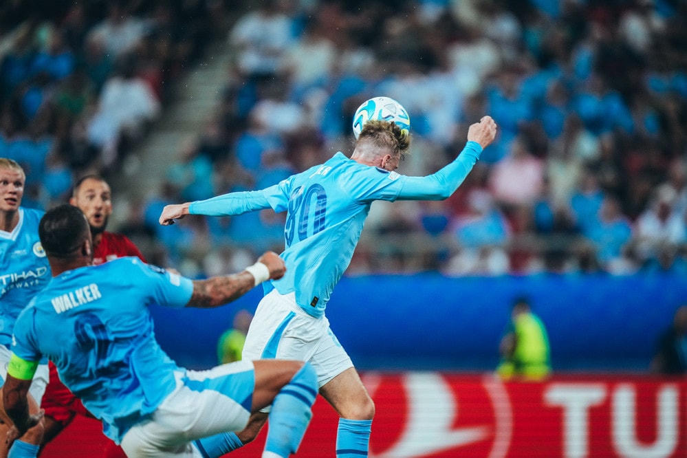 Đến phút 63, Cole Palmer lẻn xuống đánh đầu tung lưới Sevilla.