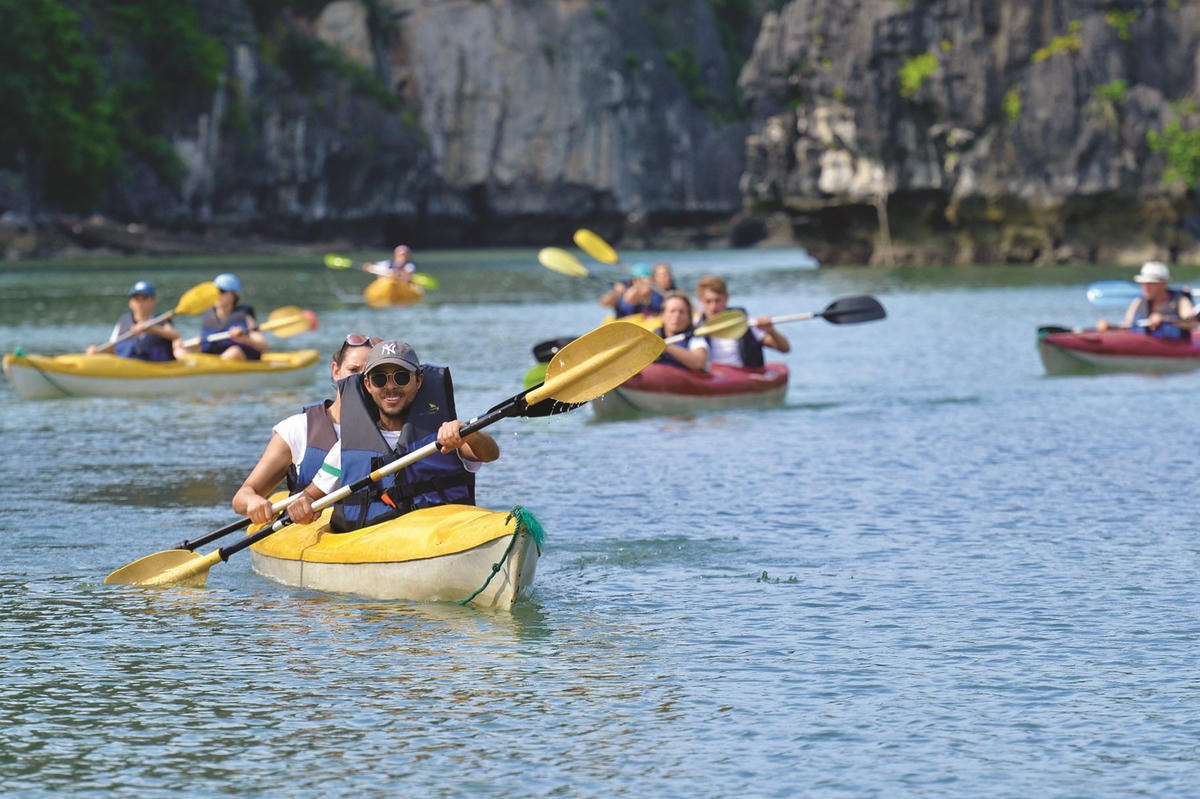 Đa số du khách quốc tế đều thích tự chèo thuyền kayak để có thể thưởng thức trọn vẹn cảnh sắc của Vung Viêng.