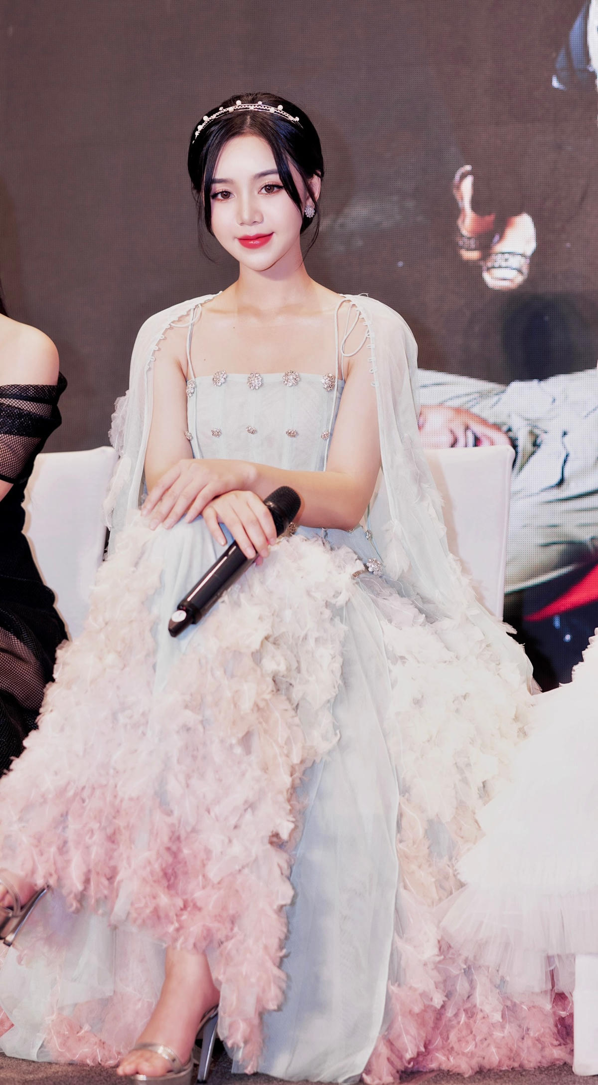 Dù khẳng định năng lực diễn xuất nhưng Quỳnh Kool cứ hễ đóng cặp với ai là lại “dính” tin đồn “phim giả tình thật” với bạn diễn.