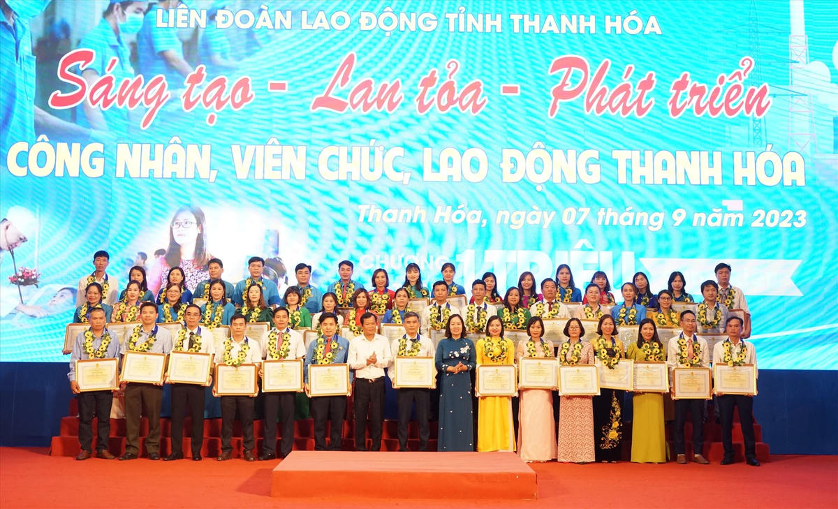 Đại diện lãnh đạo Tỉnh ủy và LĐLĐ tỉnh Thanh Hóa trao Bằng khen cho các tập thể, cá nhân có thành tích xuất sắc. Ảnh: Q.D