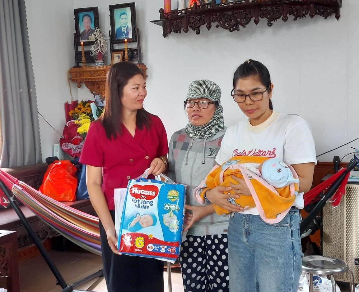 Cháu bé hiện được gia đình bà Hoàng Thị Loan chăm sóc.