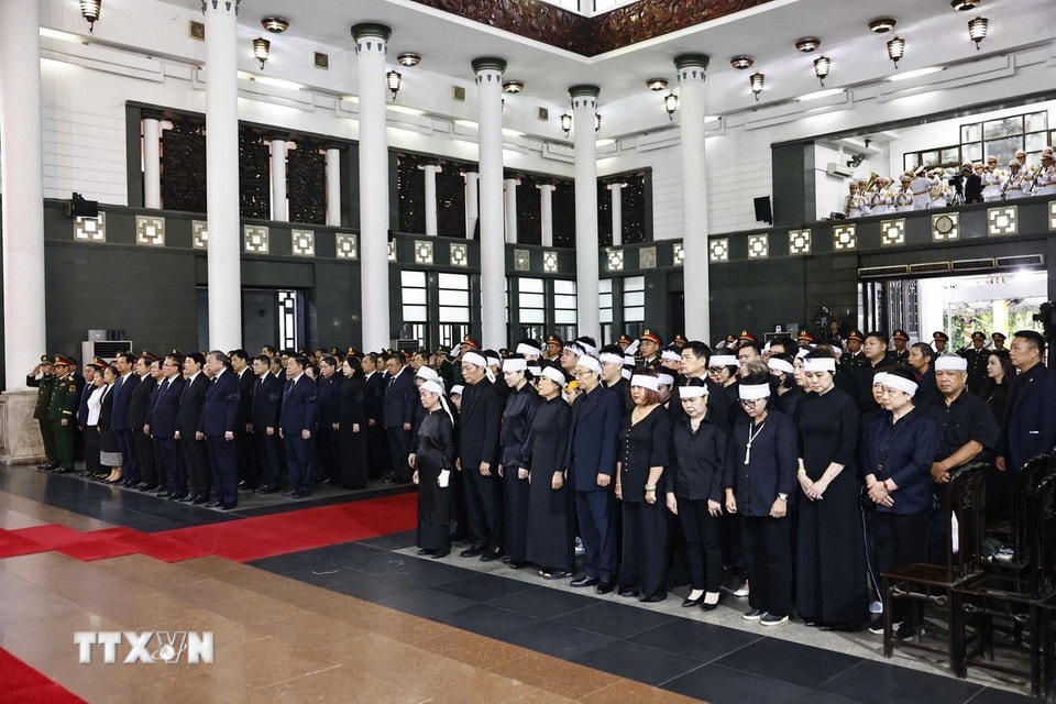 Tổng Bí thư Tô Lâm, các đồng chí Lãnh đạo, nguyên Lãnh đạo Đảng, Nhà nước và gia quyến nguyên Chủ tịch nước Trần Đức Lương tại Lễ truy điệu. (Ảnh: TTXVN)