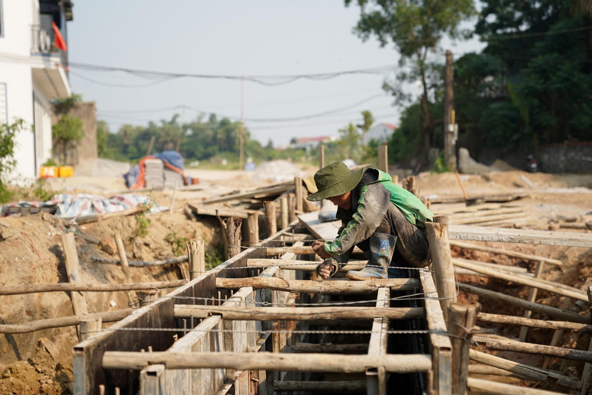 Tại các công trình giao thông, những tốp công nhân vẫn "đội nắng" để thi công.