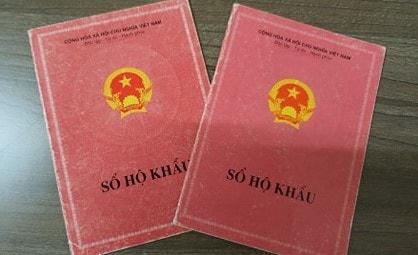 Sổ hộ khẩu giấy. Ảnh: TTXVN.