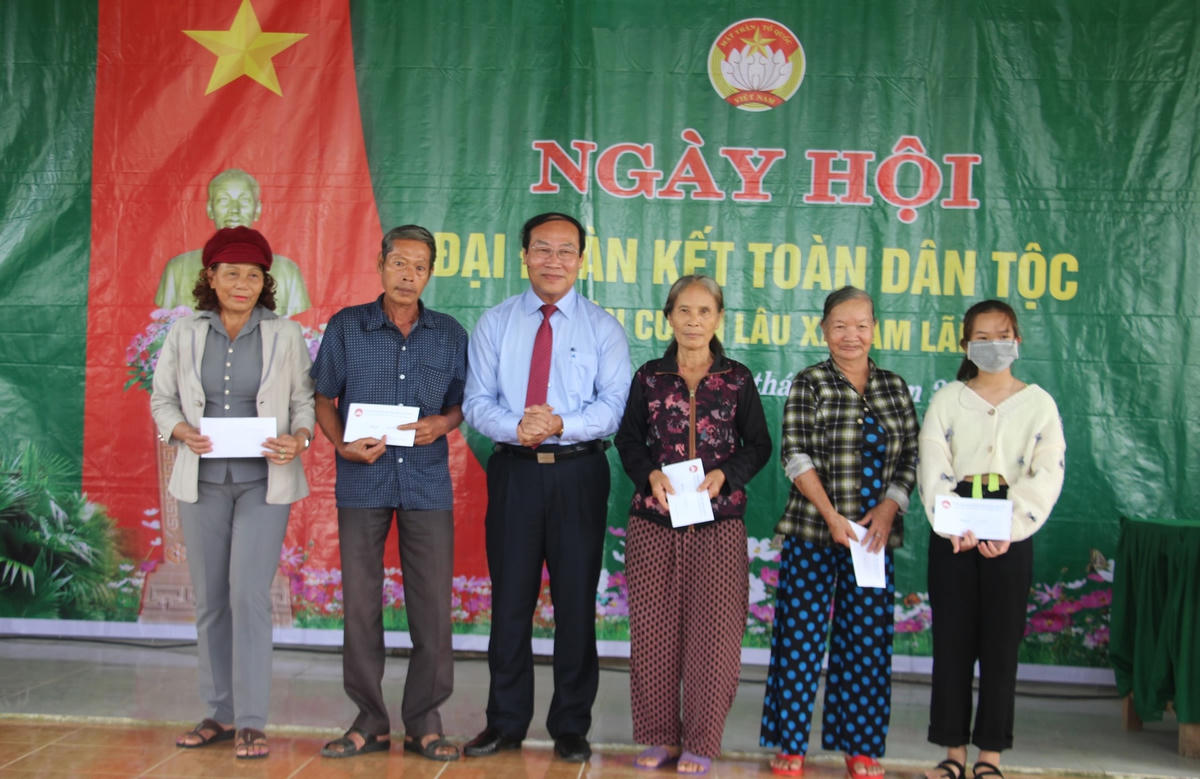 Ông Võ Xuân Ca tặng 5 suất quà cho các hộ nghèo KDC An Lâu. 