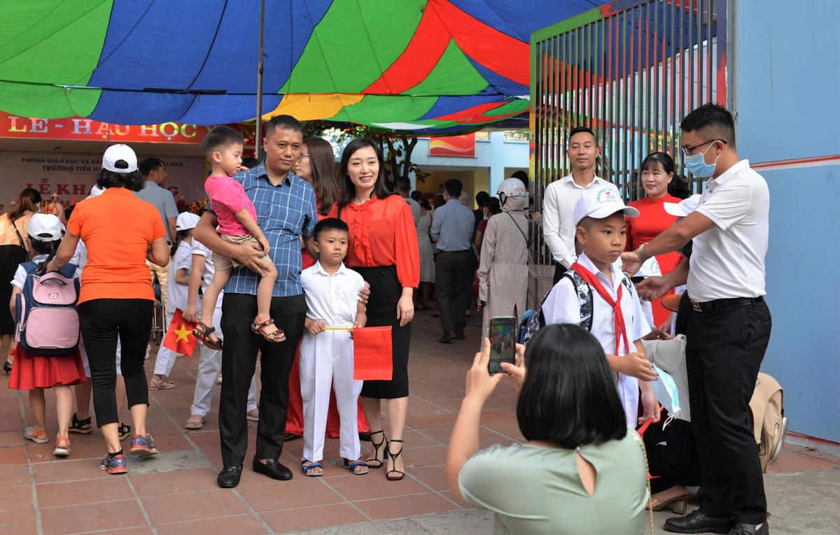 Nhiều phụ huynh đã chụp ảnh để lưu giữ lại kỷ niệm ngày con chính thức bước vào trường tiểu học.